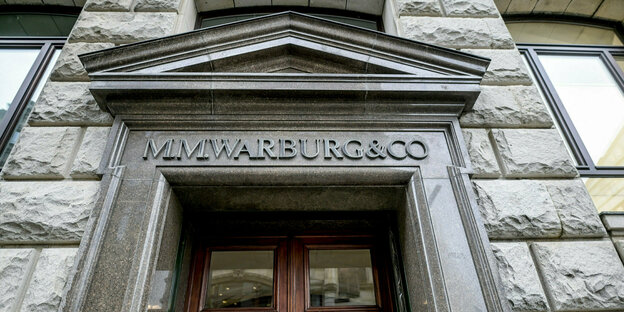 Der Schriftzug«M.M.Warburg & CO» ist in großen Lettern über dem Haupteingang des Bankhauses zu lesen