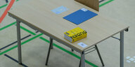 Ein Duden liegt vor Beginn der Abiturprüfung in Deutsch im Gymnasium Bürgerwiese in der Sporthalle auf einem Tisch.