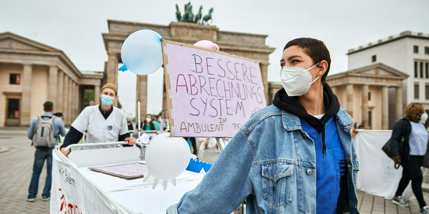 Pflegekräfte demonstrieren vor dem Brandenburger Tor in Berlin