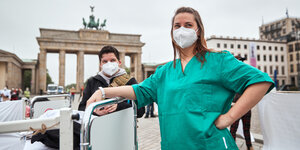 Pflegekräfte demonstrieren in Berlin vor dem Brandenburger Tor