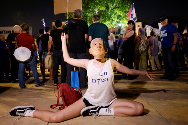 Ein Demonstrant trägt die Maske von Regierungschef Netanjahu. Auf seinem Hemd steht: Ende der Zeremonie