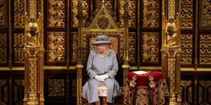 Queen Elizabeth auf goldenem Thron