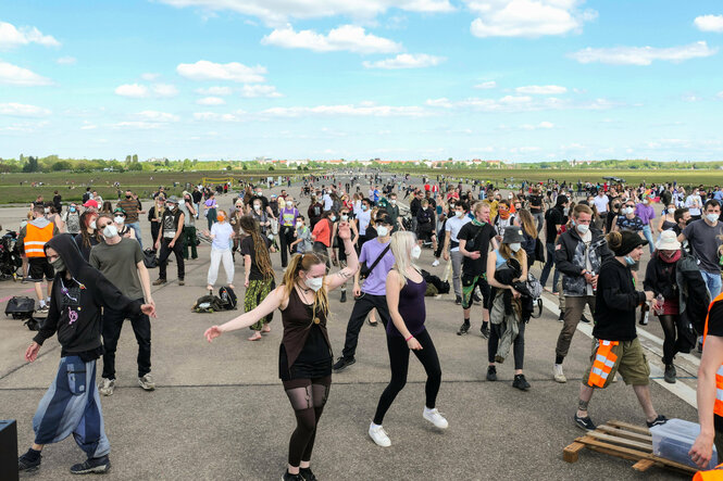 Menschen tanzen auf dem Tempelhofer Feld