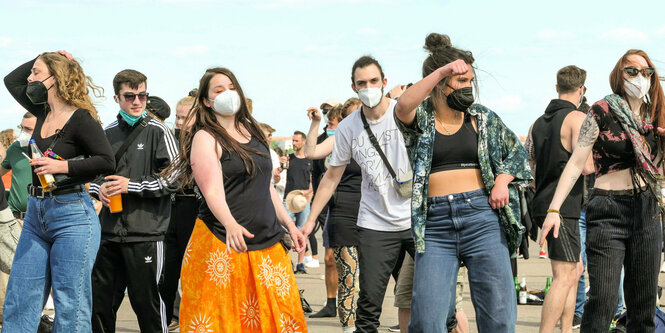 Menschen tanzen auf dem Tempelhofer Feld