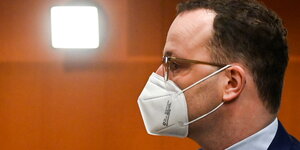 Gesundheitsminister Jens Spahn mit Mund-Nasenschutz und Brille