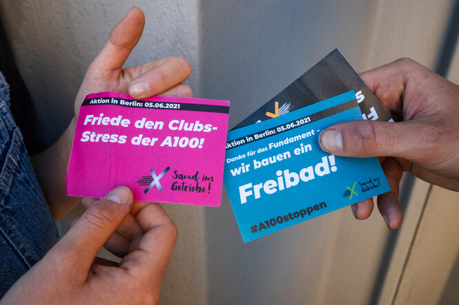 Zwei Flyer mit Protestaufrufen