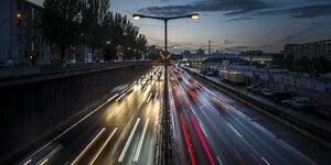 Hohe Verkehrsdichte auf der Berliner Stadtautobahn bei Einbruch der Dunkelheit