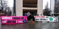 Menschen protestieren vor der SPD-Zentrale gegen Kohle