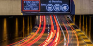 Ein leerer Tunnel, darüber ein Schild: "Feinstaubalarm in Stuttgart"