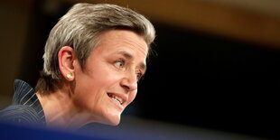 Margrethe Vestager redet während einer Pressekonferenz