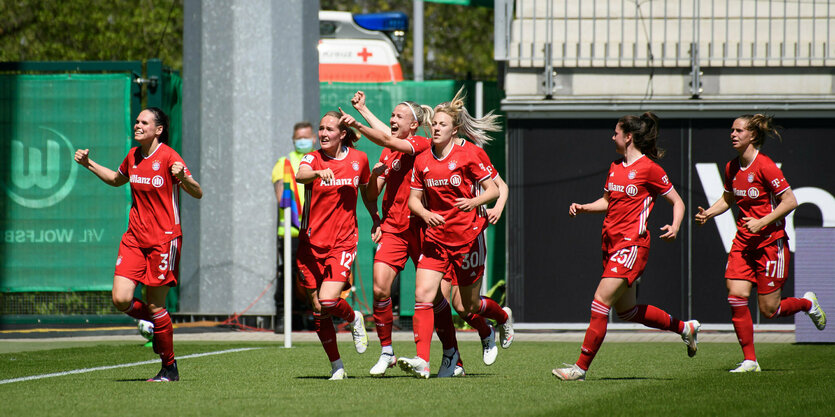 Jubelnde FC-Bayern-Spielerinnen nach einem Torerfolg