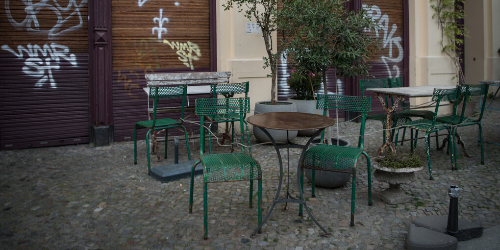 Leere Stühle vor einem Café