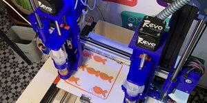 Ein Drucker stellt künstlichen Lachs her
