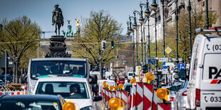 Dichter Verkehr auf der Straße Unter den Linden