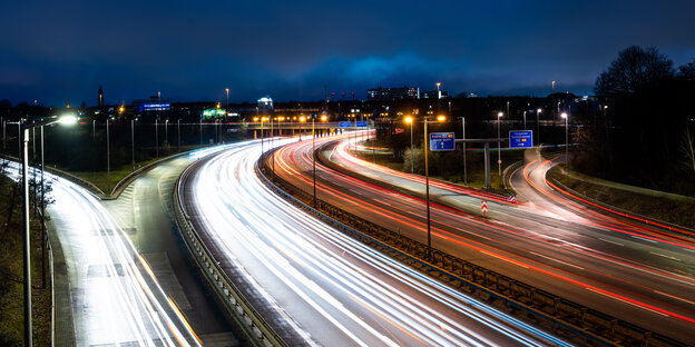 Nächtliche Lichter auf Autobahn