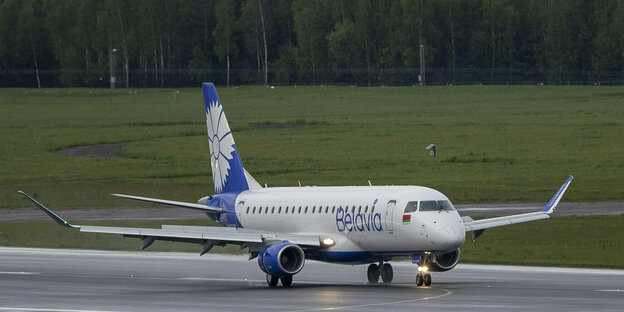 Ein Flugzeug der staatlich belarussischen Firmen Belavia landet auf dem internationalen Flughafen.