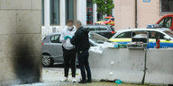 Ermittler der Polizei sammeln Beweise an der Synagoge in Ulm.
