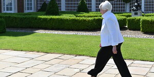 US-Finanzministerin Janet Yellen gehend nach einer PK des G7-Gipfels in London