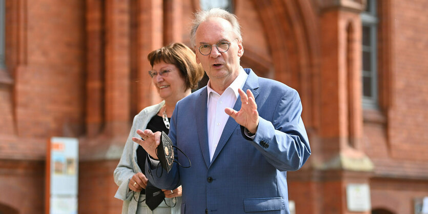 Reiner Haseloff (CDU), Ministerpräsident von Sachsen-Anhalt, und seine Ehefrau Gabriele Haseloff kommen bei der Landtagswahl in Sachsen-Anhalt zum Wahllokal.