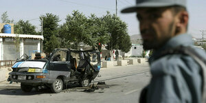 Ein Polizist inspiziert den Ort einer Bombenexplosion in Kabul