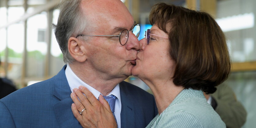 Reiner Haseloff (CDU), Ministerpräsident von Sachsen-Anhalt, gestikuliert in der Messe.