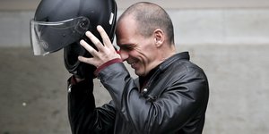 Jannis Varoufakis setzt sich einen Motorradhelm auf