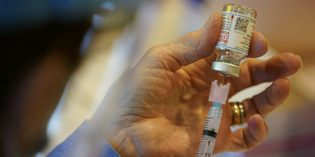 Eine Ärztin zieht eine Spritze Moderna Impfstoff auf