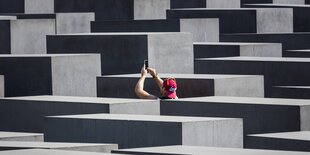 Ein Tourist fotografiert im Berliner Holocaust-Mahnmal.