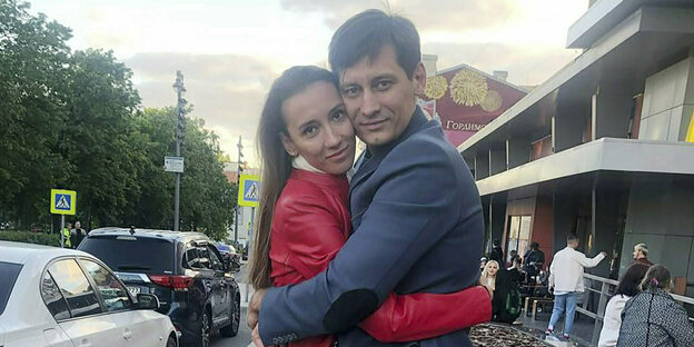 Dmitri Gudkow und seine Frau Valeria Gudkowa umarmen sich