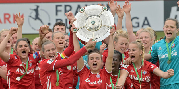 Die Frauen des FC Bayern jubeln mit der Meisterschale