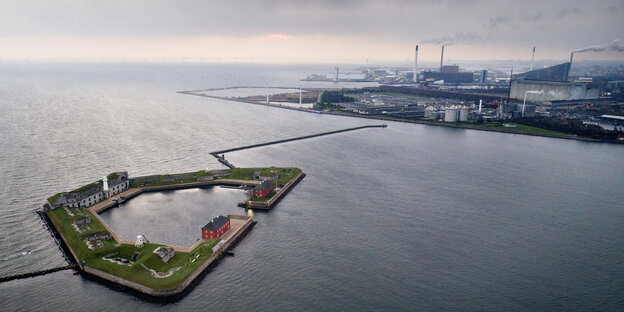 Blick von oben auf den Hafen von Kopenhagen und das Meer