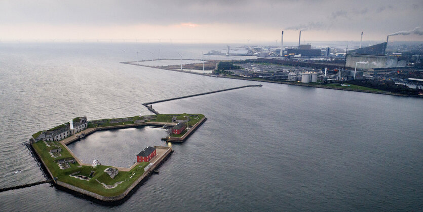 Blick von oben auf den Hafen von Kopenhagen und das Meer