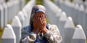 Eine bosnische Muslimin trauert am zentrale Gedenkfriedhof der ostbosnischen Kleinstadt Srebrenica