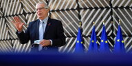 EU-Außenbeauftragter Josep Borrell neben EU Flaggen
