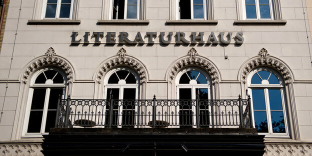 Die Fassade des Hamburger Literaturhauses mit Balkon