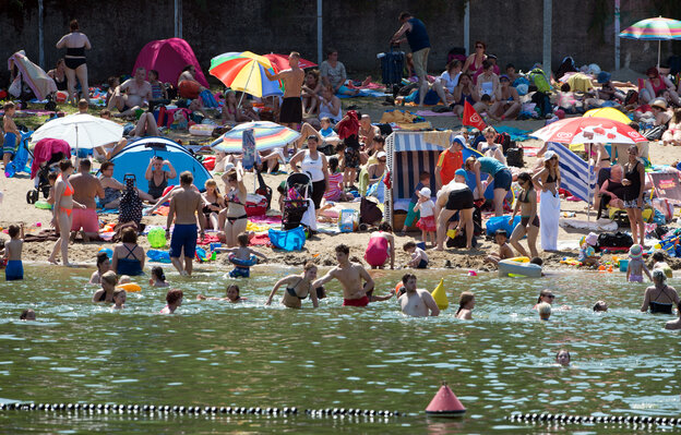 badende Menschen im Plötzensee in Berlin