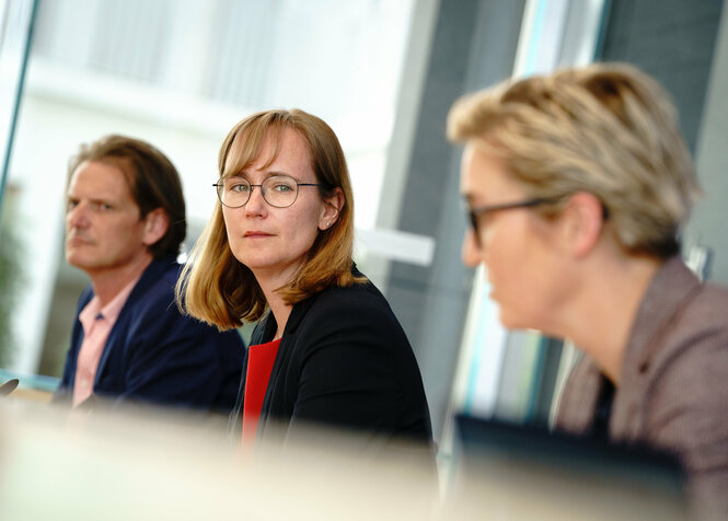 Linken-Spitzenkandidatin Eva von Angern bei einer Pressekonferenz am Montag