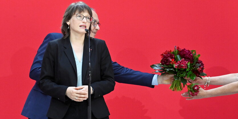 SPD-Spitzenkandidatin Katja Pähle bekommt einen Blumenstrauß überreicht