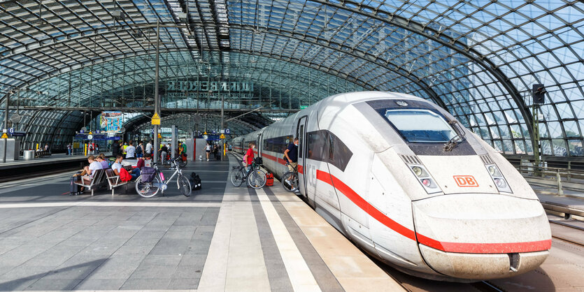 Reisende mit Fahrrädern steigen in einen ICE 4 der Deutschen Bahn