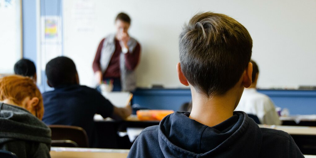 Symbolbild: Schülerinnen* in einem Klassenraum