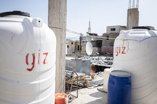 Wassertanks mit der Aufschrift giz auf einem Dach