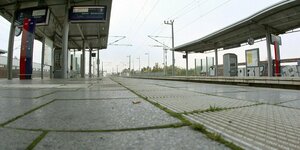 Leerer Bahnhof in Langenhagen wegen eines Streiks