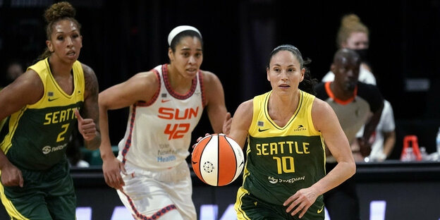 Sue Bird bringt den Basketball für Seattle. Zwei andere Spielerinnen schauen ihr hinterher