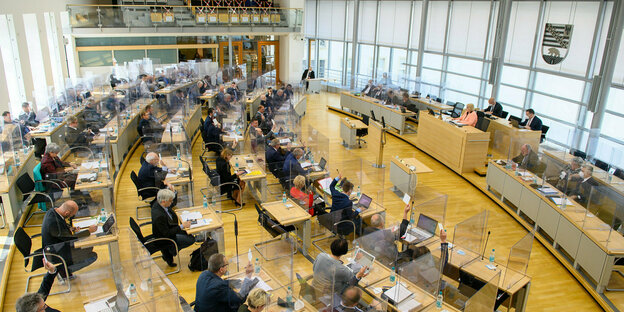Plenarsaal in Magdeburg mit Abgeordnete des Landtages Sachsen-Anhalt bei einer Abstimmung