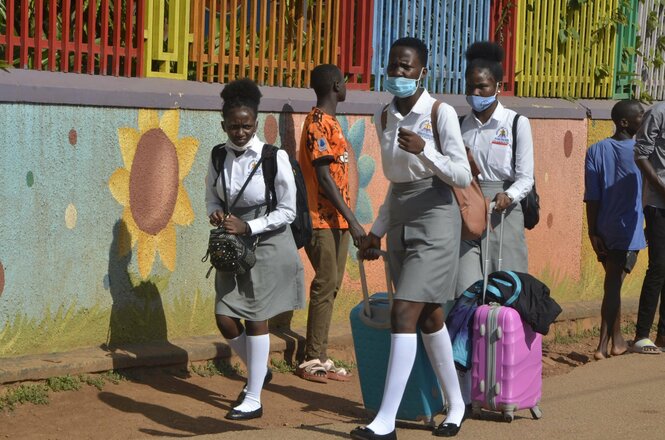 Schülerinnen in Uganda verlassen ihre Schule