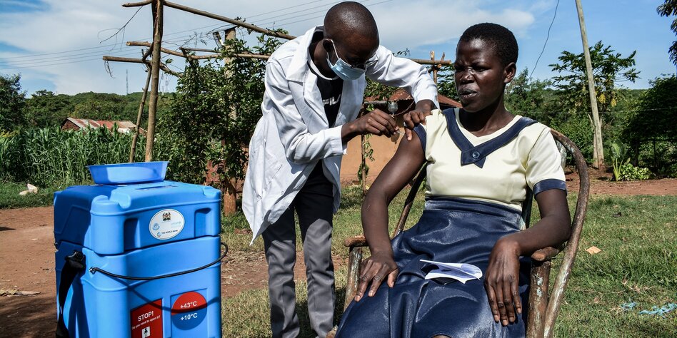 Eine Frau in Kenia wird gegen Covid-19 geimpft