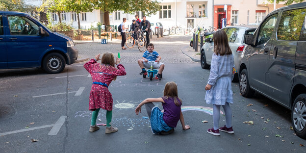 Kinder spielen auf gesperrter Straße