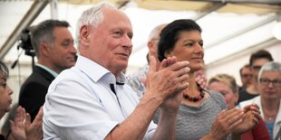 Oskar Lafontaine und Sahra Wagenknecht applaudieren