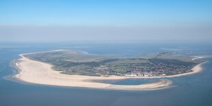 Eine Insel mit breitem Strand und Lagune