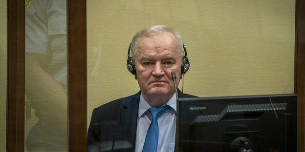 Der ehemalige bosnisch-serbische Militärchef Ratko Mladic sitzt im Gerichtssaal